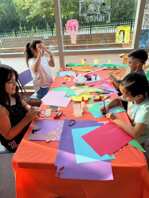 OrlandPkLibrary's tweet image. 🎨Last Tuesday, our talented artists in grades 3-5 let their creativity shine during a fun paper collage program at the library! Using scissors, torn paper, and plenty of imagination, they created masterpieces that were as unique as they are. #LibraryFun #CreativeKids