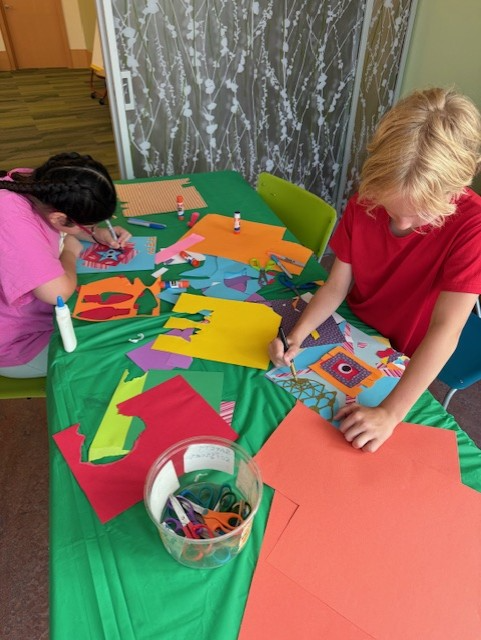 OrlandPkLibrary's tweet image. 🎨Last Tuesday, our talented artists in grades 3-5 let their creativity shine during a fun paper collage program at the library! Using scissors, torn paper, and plenty of imagination, they created masterpieces that were as unique as they are. #LibraryFun #CreativeKids