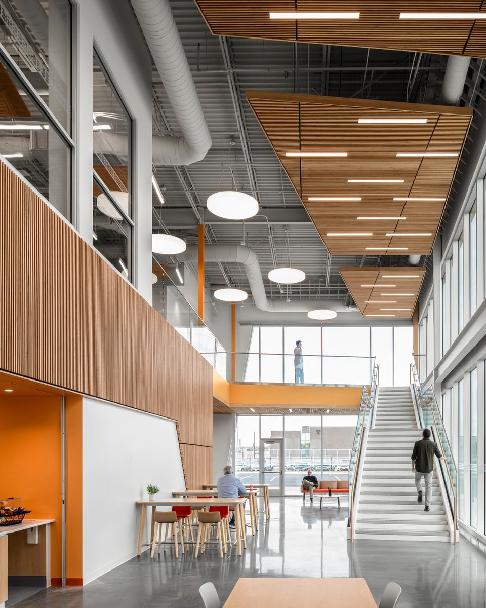 AIANational's tweet image. #MondayMorning ☀️ This two-story, 43,450-square-foot facility expands medical services and creates a true “health campus” for the community.
📐 @UrbanWorksLtd | 🏥 @EsperanzaHealth Center | 📍 Chicago, IL | 🏆 AIA Healthcare Design Award 2025 | 📸 AJ Brown Imaging | #AIAAwards