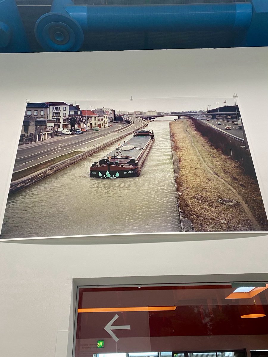 LevyGuillaume's tweet image. Pour les nostalgiques du pont de Gaulle, « effacé » à #Reims : filez voir l’ultime expo du @CentrePompidou (avant 5 ans de fermeture pour travaux). Une photo de l’artiste allemand Wolfgang Tillmans le ressuscite à l’entrée !
