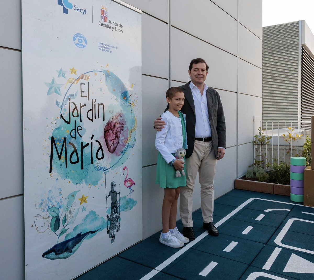 mariacmpfg's tweet image. Así de feliz estaba el Viernes cuando por fin otro de mis sueños se cumplió.
En el hospital de Salamanca, mi ciudad, inauguramos el JARDÍN DE MARÍA
Una terraza llena de juegos para los niños que acudan al hospi.
Gracias a todos los que habéis hecho que sea realidad.
 
Sonreír😀❤️
