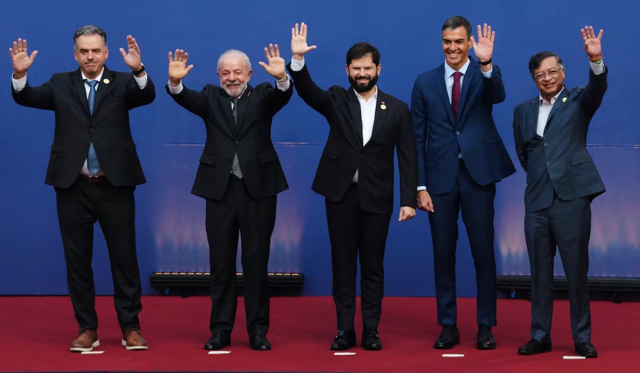 jmkarg's tweet image. La foto del día en política internacional: Yamandú Orsi, Luiz Inácio Lula da Silva, Gabriel Boric, Pedro Sánchez y Gustavo Petro reunidos en Santiago de Chile. Cumbre internacional Democracia Siempre, a favor del multilateralismo, la justicia social y contra el extremismo.