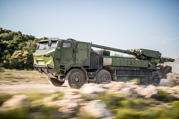 🇨🇿🇲🇫 Κάποια από τα προβλήματα που προέκυψαν στο πρόγραμμα των τσέχικων Π/Β Caesar:

• Δεν παρελήφθησαν οι πίνακες βολών.
• Θα φέρουν γερμανικό FCS, μη συμβατό με πυρ/κά τσεχικής προέλευσης.
• Λοιπά προβλήματα με το βεληνεκές και την ακρίβεια των πυρών.

opex360.com/2025/07/21/ins…