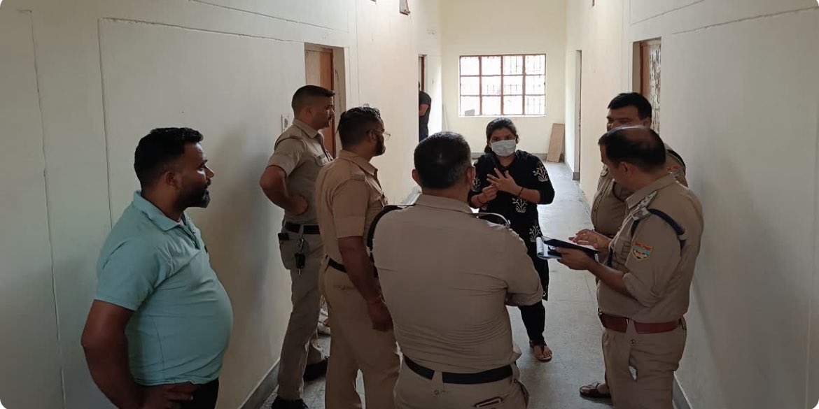 Shocking 🚨 

Another deeply disturbing incident has come to light. 

Akriti Shreya, a first-year postgraduate resident from the Department of Anatomy at VCSGGMC, Srinagar (Uttarakhand), has died by suicide. She was found hanging in her hostel room.

Reasons are currently