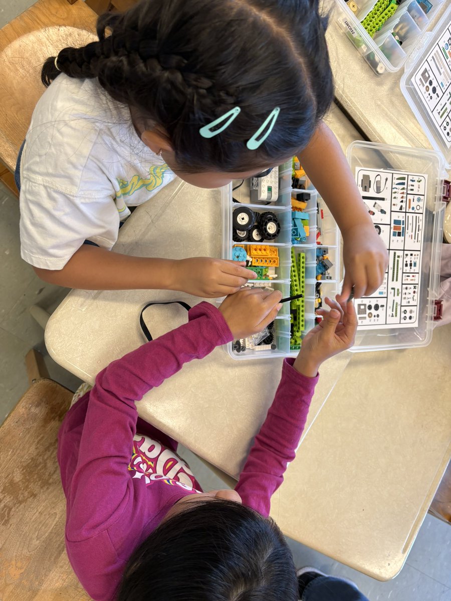 TeacherToronto's tweet image. The @TCDSBSummerLrn students STEAM-ing ahead with Snapology! Learning how to code is so much fun! #science #math #engineering #coding  @tcdsb #TCDSBslp2025 @MorassuttiS #tcdsbEL