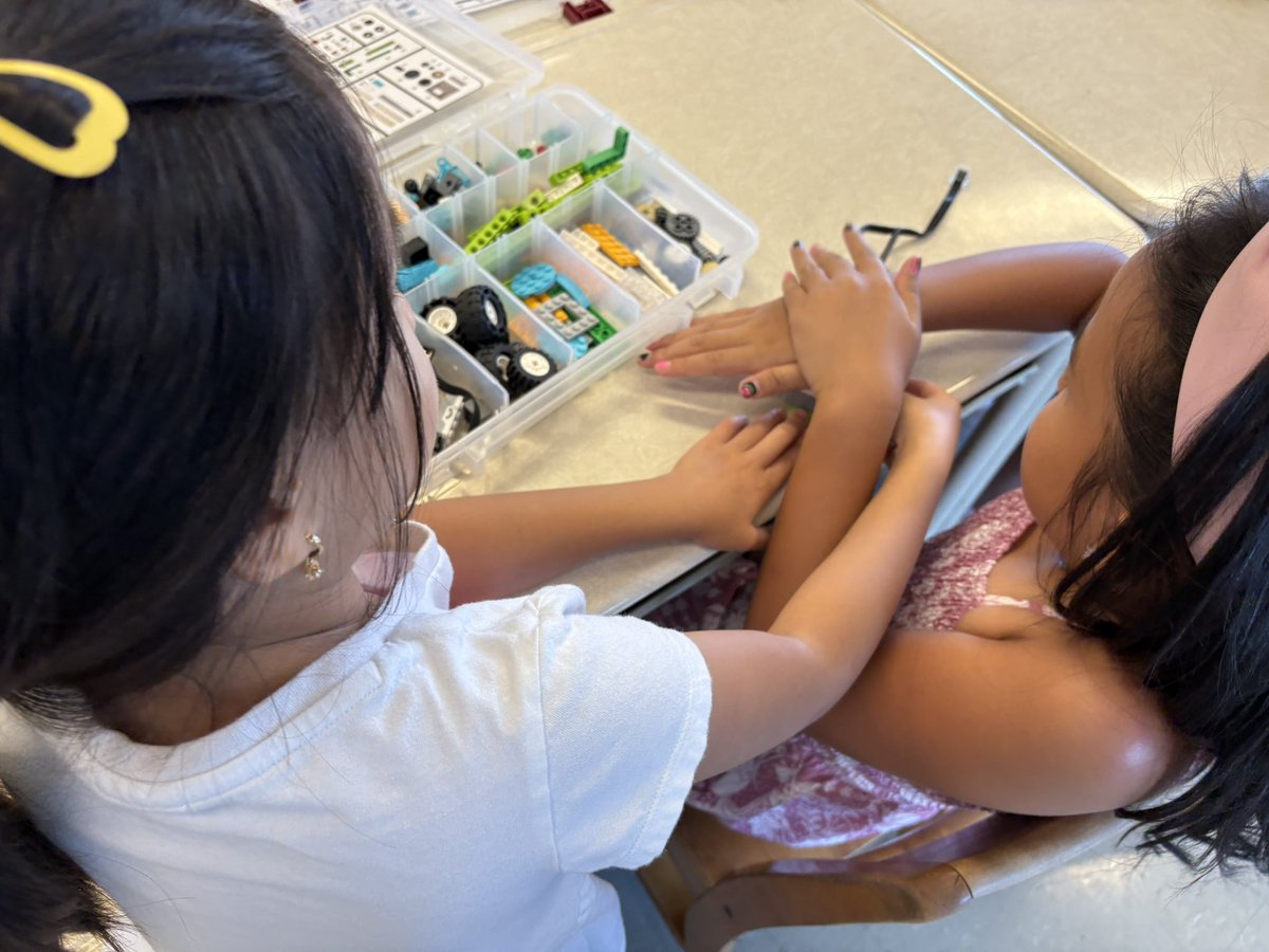 TeacherToronto's tweet image. The @TCDSBSummerLrn students STEAM-ing ahead with Snapology! Learning how to code is so much fun! #science #math #engineering #coding  @tcdsb #TCDSBslp2025 @MorassuttiS #tcdsbEL