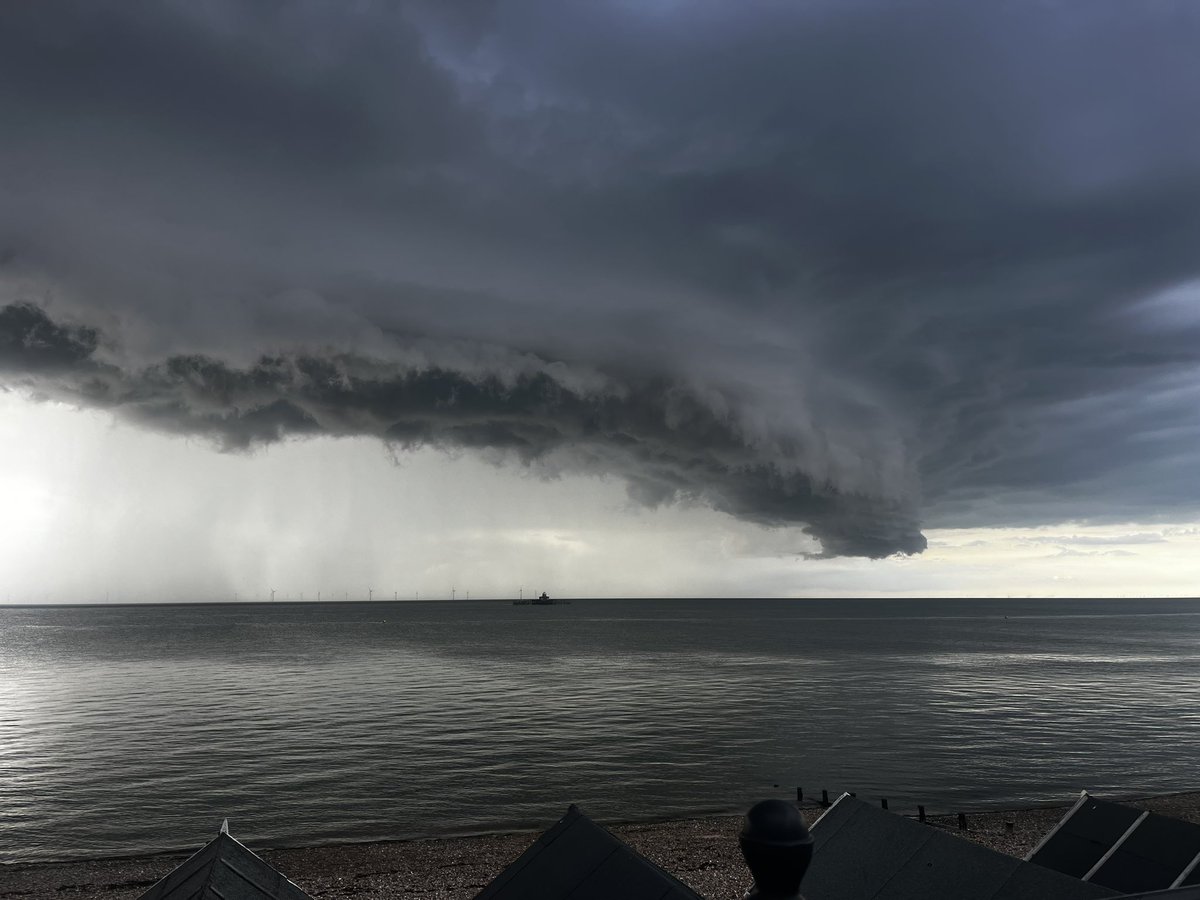 PeterChailey's tweet image. Plenty of lightning photos to come but what an idea to come to Herne Bay