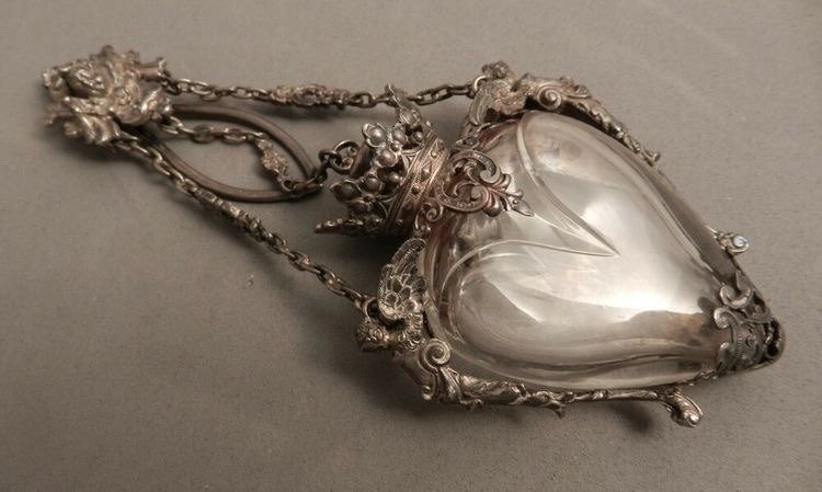 BiancoDavinci's tweet image. Baroque style heart-shaped perfume bottle, Augsburg. Looks like something made by elves.