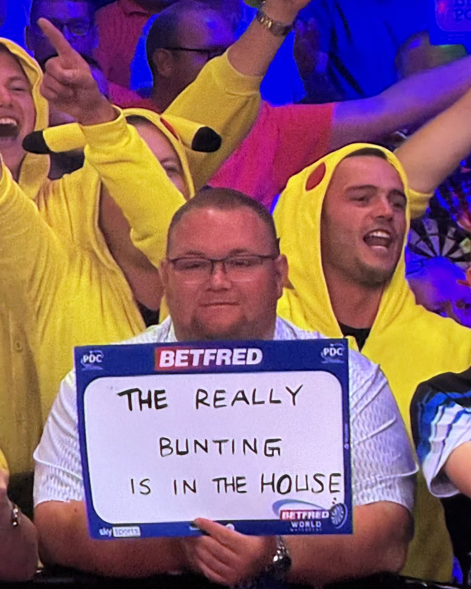 nico_1467's tweet image. Why does every over-weight bloke with glasses think they’re a Bunting look alike 😂