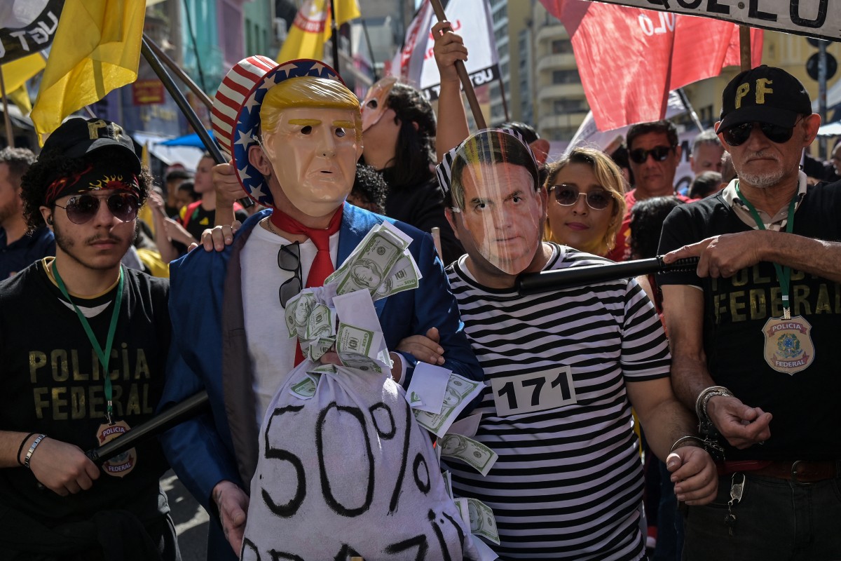libremediaqc's tweet image. En menaçant d’imposer 50% de tarifs si Bolsonaro n’est pas blanchi, Trump🇺🇸 ravive le débat sur la souveraineté au Brésil 🇧🇷. L’ingérence divise la droite et place Lula face à un redoutable défi diplomatique.
Par @Jerome_bg ✍️
➡️libre-media.com/2025/07/21/men…