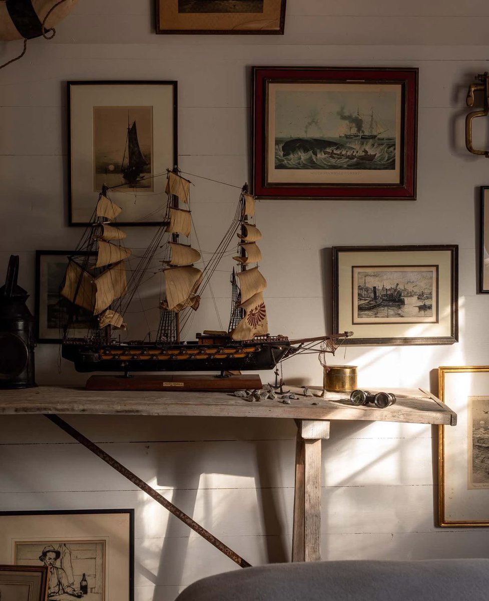 volantleander's tweet image. finally have a space i can start decorating like this over the next few years 🙏