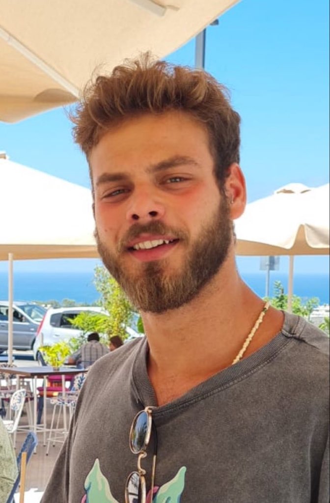 ZoeAriella_'s tweet image. Alon Ohel, a talented pianist was kidnapped from Nova
It is the second summer season, he hasn't seen the sea or sun
His parents were today in a meeting for his release while In Brighton people supported him in a protest
Support and Pray for Alon
#bringalonback 🎗️🙏