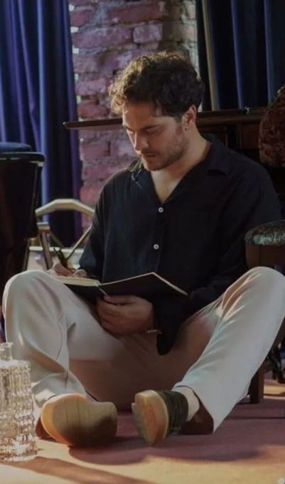 #ÇağatayUlusoy <a href="/cagatayulusoyy/">Çağatay Ulusoy</a> ,… Si supiera dónde estás, en qué lugar te encuentras hoy, te buscaría
Para decirte que mi vida no tiene sentido sin tu vida
¡Pero qué lejano estás!, por hacer este sueño realidad todo daría
Pero sigo mirando tu fotografía😢😢