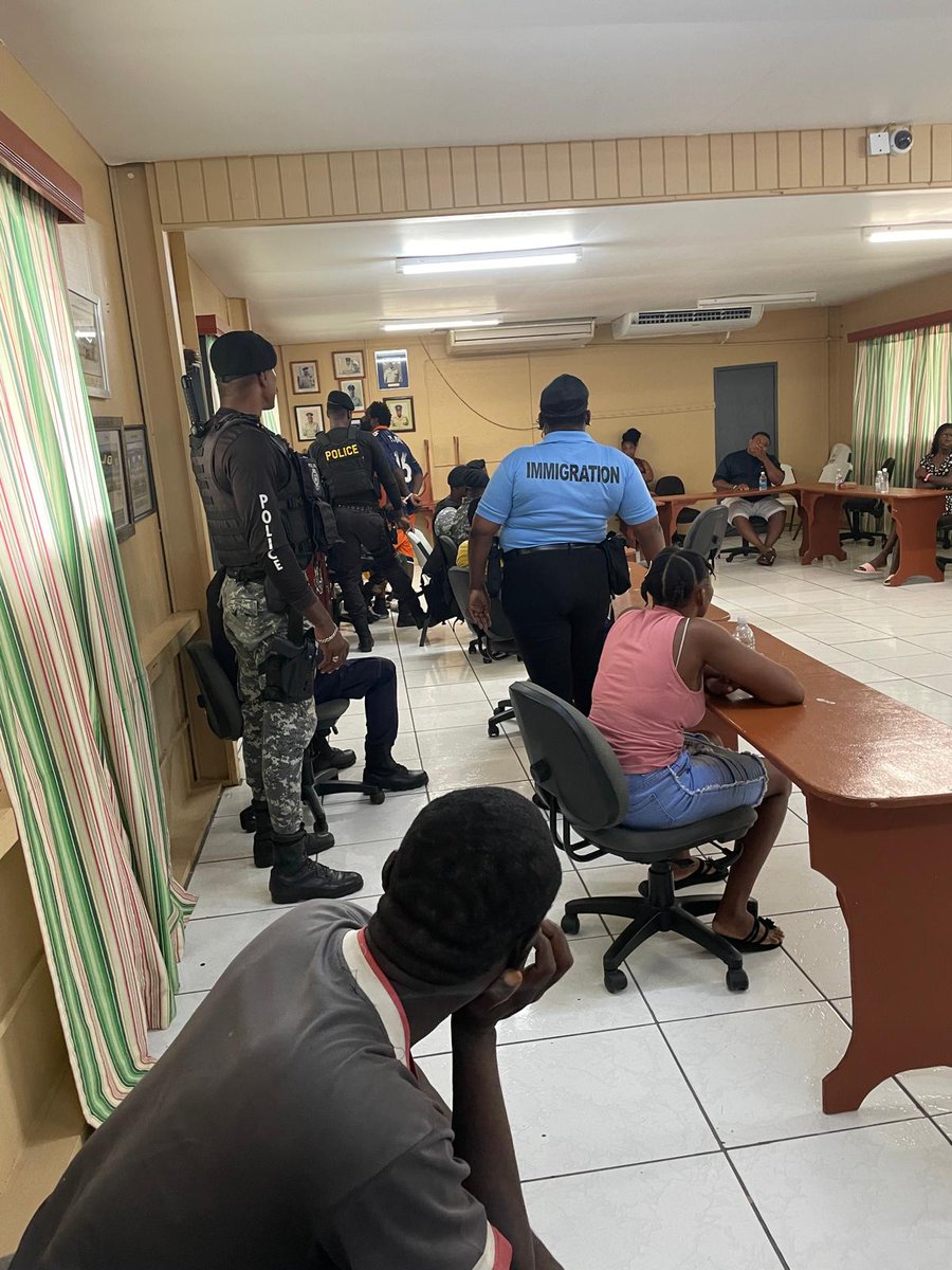 USAenEspanol's tweet image. .@StateINL: 26 traficantes capturados. Un importante canal de inmigración ilegal desmantelado.
Con el apoyo de INL; @FBI, @DHSgov y las fuerzas del orden del Caribe @CIMPACS @RegionalSystem desmantelaron una red de tráfico de personas y crimen organizado en San Cristóbal y Nieves…
