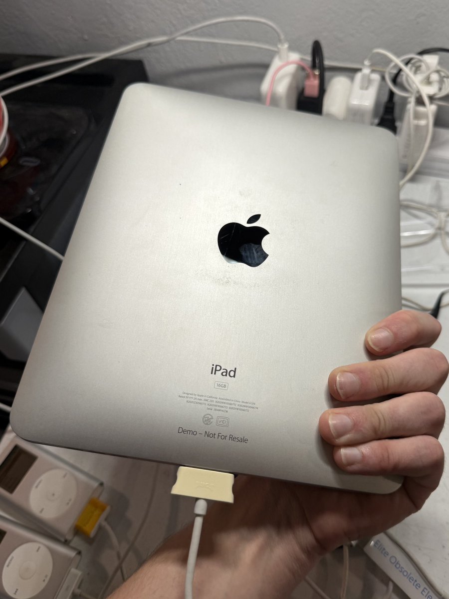 eliteobsolete's tweet image. mint japanese original iPad demo unit
battery is dead. likely has not been plugged in since 2011
☠️ RIP ☠️