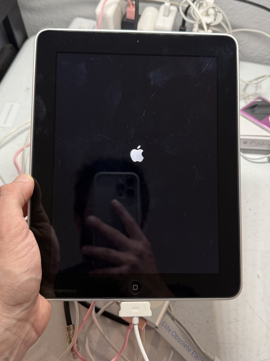 eliteobsolete's tweet image. mint japanese original iPad demo unit
battery is dead. likely has not been plugged in since 2011
☠️ RIP ☠️