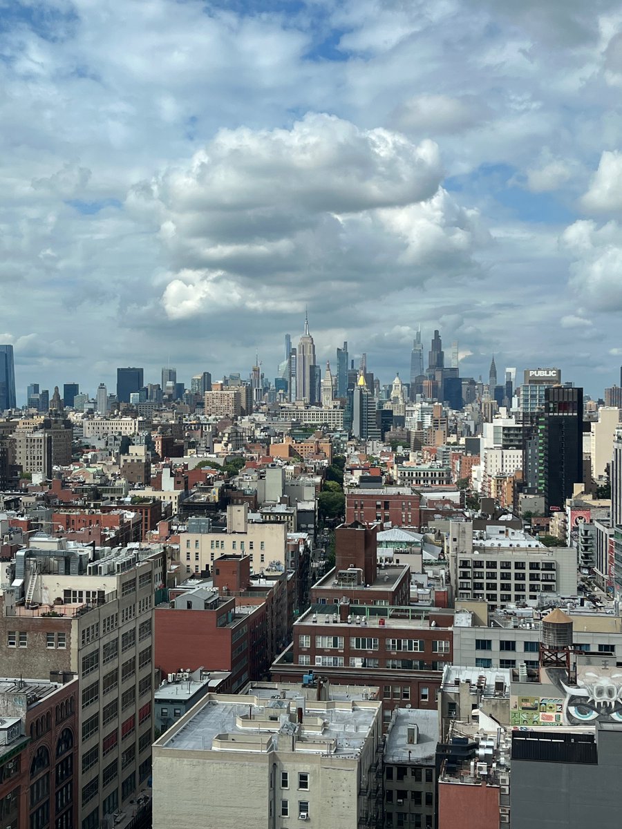 ItIsJustPt's tweet image. So, I walk on to this rooftop bar /restaurant in the Hilton's " 50 Bowery" property ..and a dozen or so young folks start mumbling “ I didn’t know they let old guys up here”….
Enjoy your Monday..