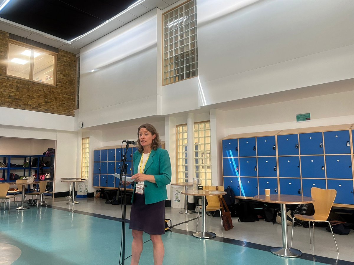 helenmaguiremp's tweet image. It was great to see so many pupils engaged with politics during my visit to City of London Freeman's School in Ashtead. 🗣️
Fitting that #VotesAt16 was confirmed just a few days later! 🗳️
#LocalChampion #Ashtead
