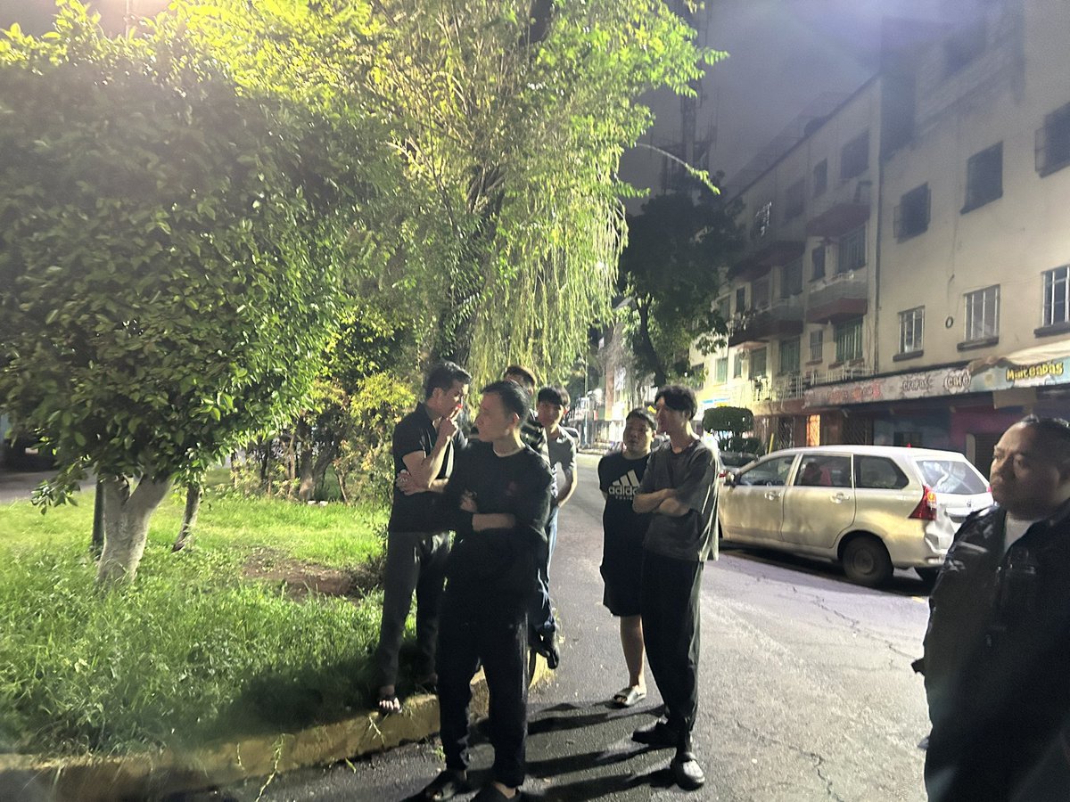 BicireporteraDF's tweet photo. El día de ayer un automóvil con un conductor asiático, atropelló a una persona, en calles de la Nueva Santa María en Azcapotzalco. 

No quería hacerse responsable, pero salieron los vecinos a apoyar, con lo que no contaban, era con que salieran más asiáticos que tiene lleno un edificio de la zona, también a apoyar, fingiendo q ni español sabían. 

Al poco rato llegó “el líder”’de los asiáticos, una persona prepotente que logró un arreglo, pero mi pregunta es ¿de esta gentrificación no nos quejamos? O solo nos molesta cuando es La Roma y los gentrificadores son gringos.