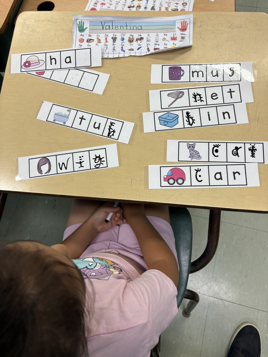 TeacherToronto's tweet image. Segmenting to find the missing letters of common CVC words in Ms. Trimboli’s @TCDSBSummerLrn class! #phonics @TCDSB #TCDSBslp2025