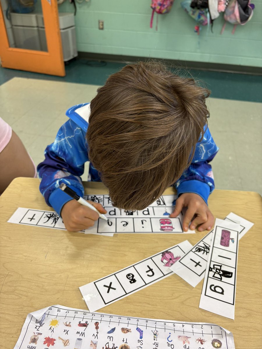 TeacherToronto's tweet image. Segmenting to find the missing letters of common CVC words in Ms. Trimboli’s @TCDSBSummerLrn class! #phonics @TCDSB #TCDSBslp2025