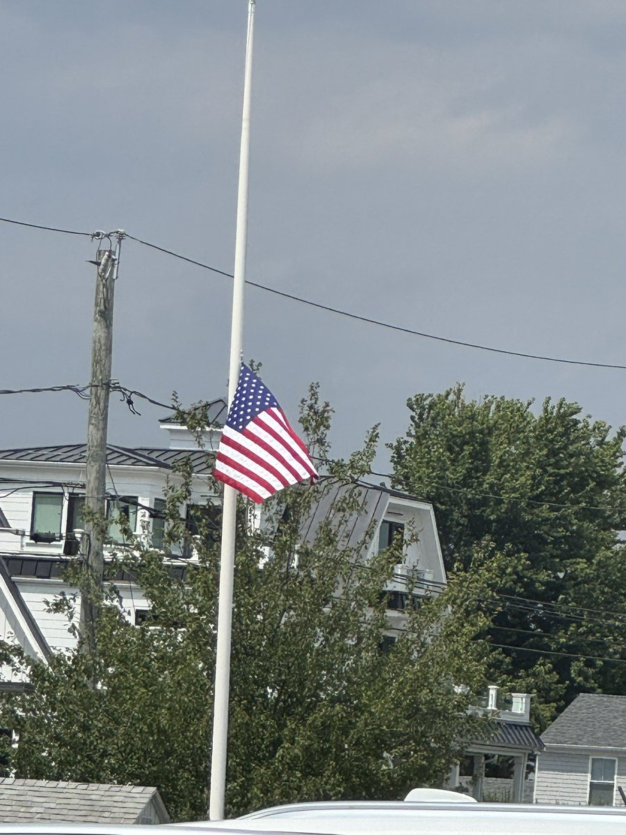 Keith_Guinta's tweet image. Here in deep blue CT, flags are at half mast in remembrance of the death of Stephen Colbert’s career.
