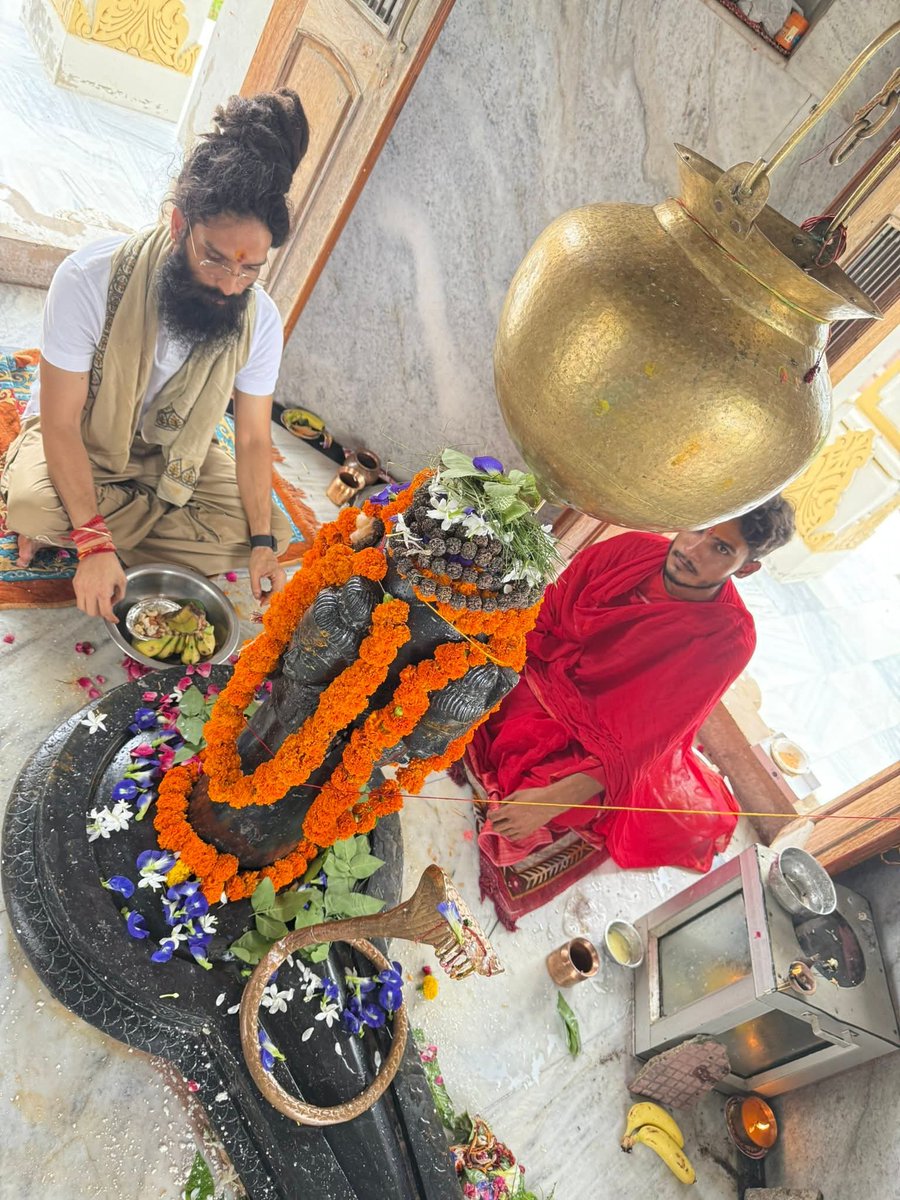 🌿🌼 मेरा सर्वेश्वर मेरा श्याम 🌼🌿

श्रावण मास कृष्ण पक्ष की
पावन कामिका एकादशी पर
आप सभी को अनंत श्यामहृदय शुभकामनाएँ एवं
सावन के पावन सोमवार की बाबा भोलेनाथ चरणों में कोटिशः वंदना।

🕉️ हर हर महादेव
🌸 जय श्री श्याम 🌸

#Shyamsingh #Shyamsinghkhatu #Shyambaba #sawanmonday