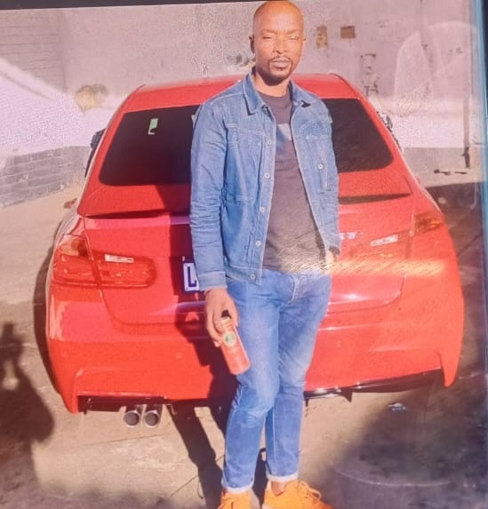 A deadbeat of note, he is a <a href="/MYANC/">ANC - African National Congress</a> employee and a big comrade in Pretoria, Gezina. Dude even has a contracts to supply essentials at 3military bases and yet does nothing for a son, busy maintaining another man's child.
 
#SkeemSaam