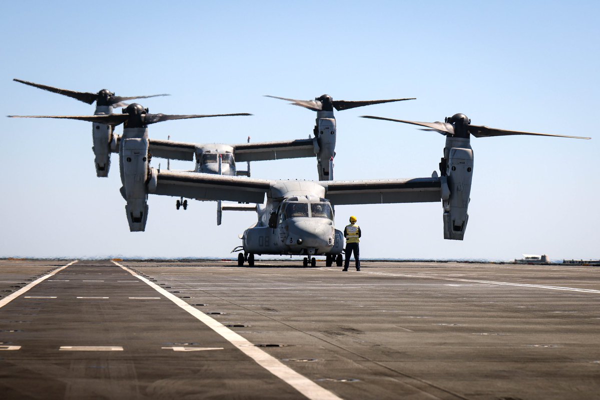 UKForcesTracker's tweet image. US Marine Corps MV-22 Osprey and F-35B from USS America seen cross-decking onto HMS Prince of Wales.
(Src/img: @COMUKCSG)