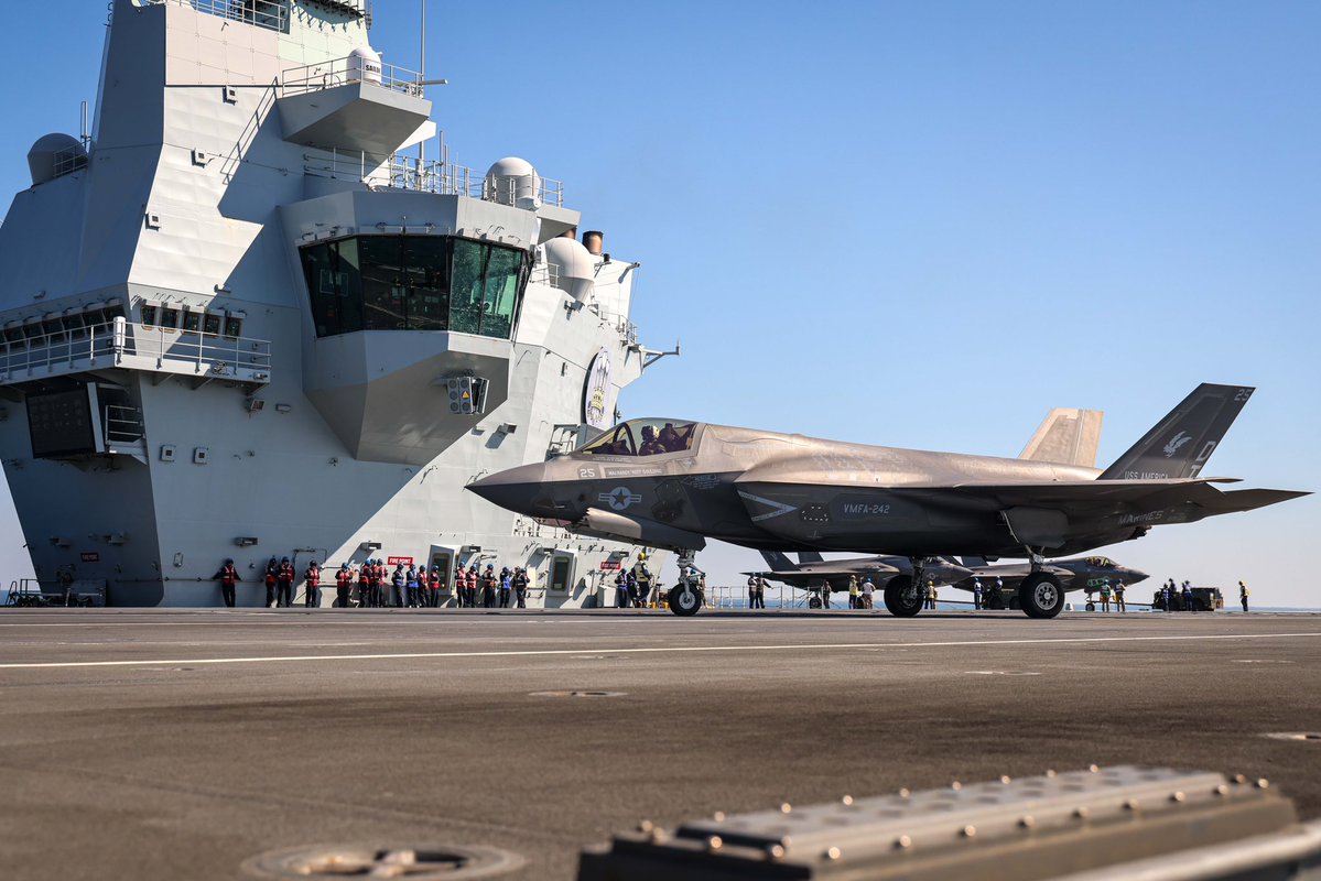 UKForcesTracker's tweet image. US Marine Corps MV-22 Osprey and F-35B from USS America seen cross-decking onto HMS Prince of Wales.
(Src/img: @COMUKCSG)