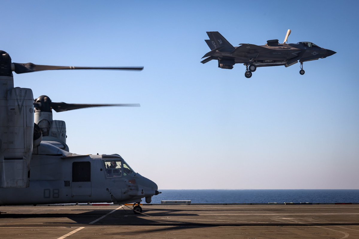 UKForcesTracker's tweet image. US Marine Corps MV-22 Osprey and F-35B from USS America seen cross-decking onto HMS Prince of Wales.
(Src/img: @COMUKCSG)