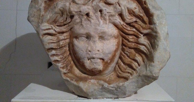 🔥 Una escultura romana del s.II trobada a L’Hospitalet. Un símbol històric molt potent. Una icona perduda. Una vergonya monumental. Segueix el fil si no vols quedar petrificat com la pròpia Medusa de l'Hospitalet🧵👇 #MedusaLH #PatrimoniLH #LHospitalet #Indignació
