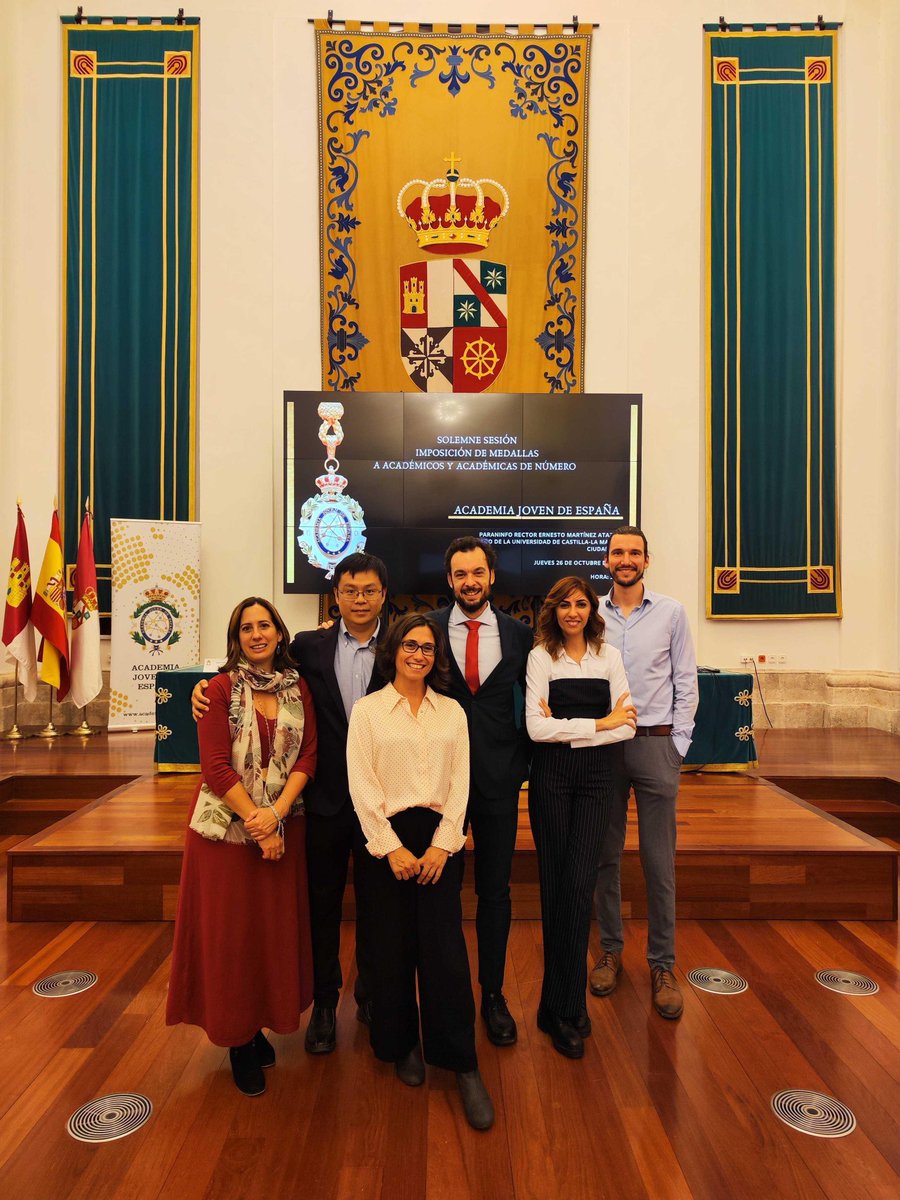 Andres_2DMat's tweet image. Today Gülsüm (@gulsumersu) defended her PhD thesis. Another 2D Foundrier for the family.
Thanks Gülsüm, you've been pivotal for the group all these years. Big thanks 🙏!