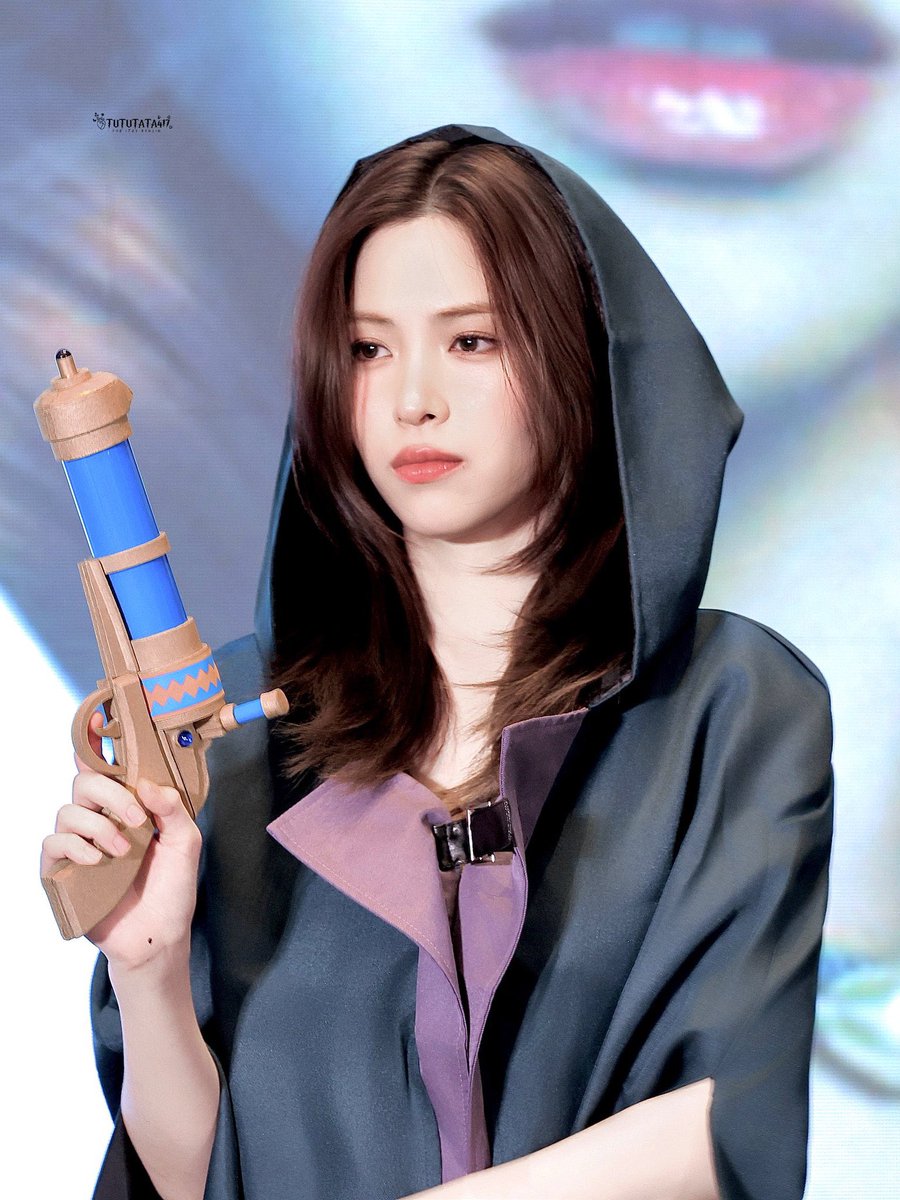 띠발ㅠ류진님 생긴거 진짜미친인정 로판에 이런여주 나오면 단행본 백만장 팔리죠ㅠ;;;………...