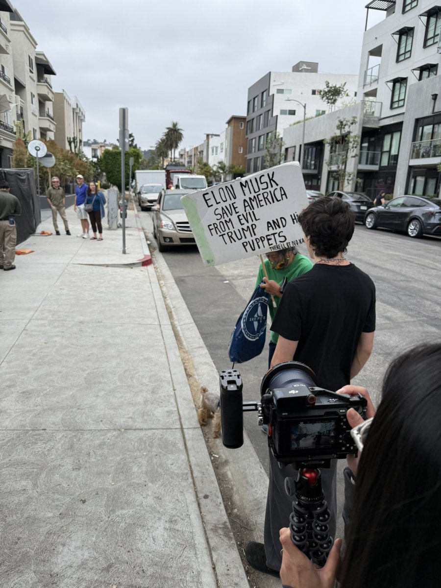 TheEvryDayChris's tweet image. Upd…..11:32… my stomach is eating my insides. And this pro Elon protestor came