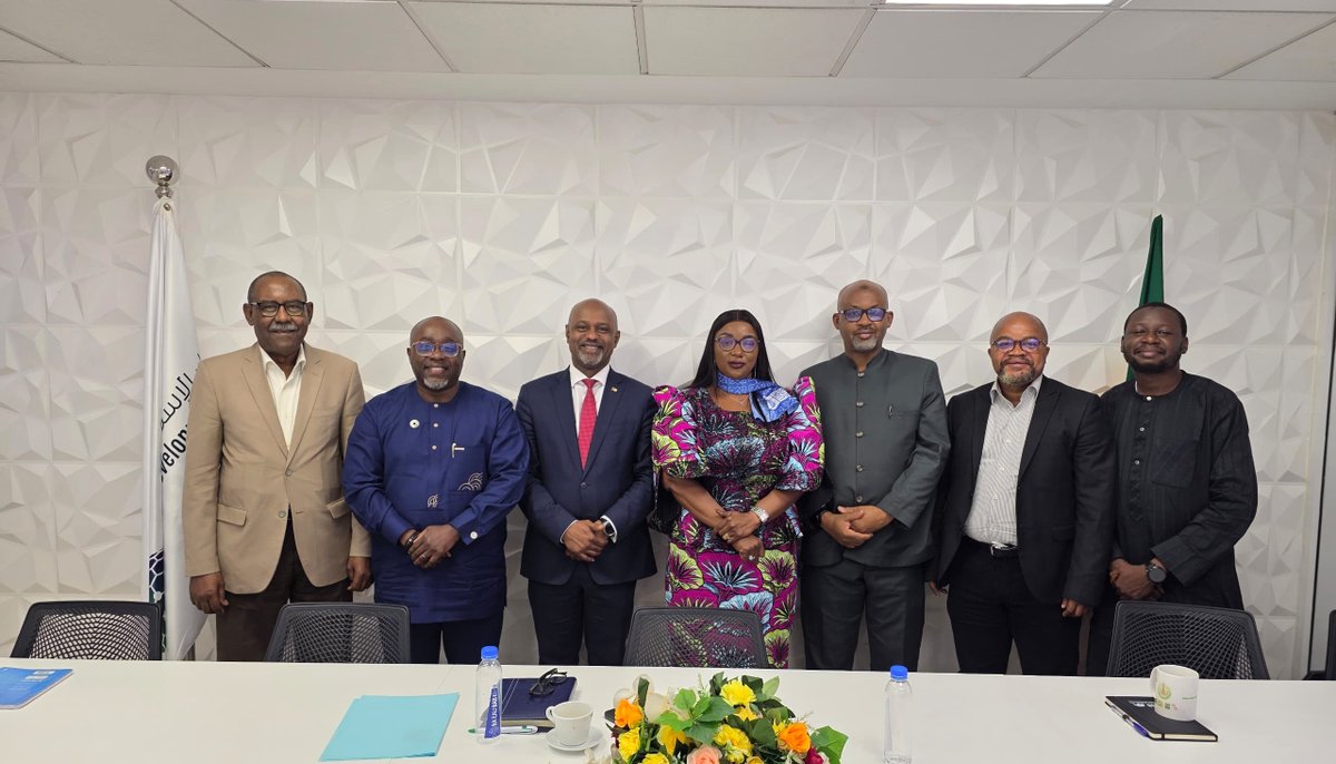 UNDPSierraLeone's tweet image. Thank you, Senegal, for the warm welcome & productive engagements!
Our #ResRep @FredAmpiah & the People-Centred Lead, Tanzila Sankoh have wrapped up strategic meetings in Dakar 🇸🇳 with partners - @isdb_group, @MastercardFdn, @UNV_ROWCA & @UNDPWACA to advance development goals.