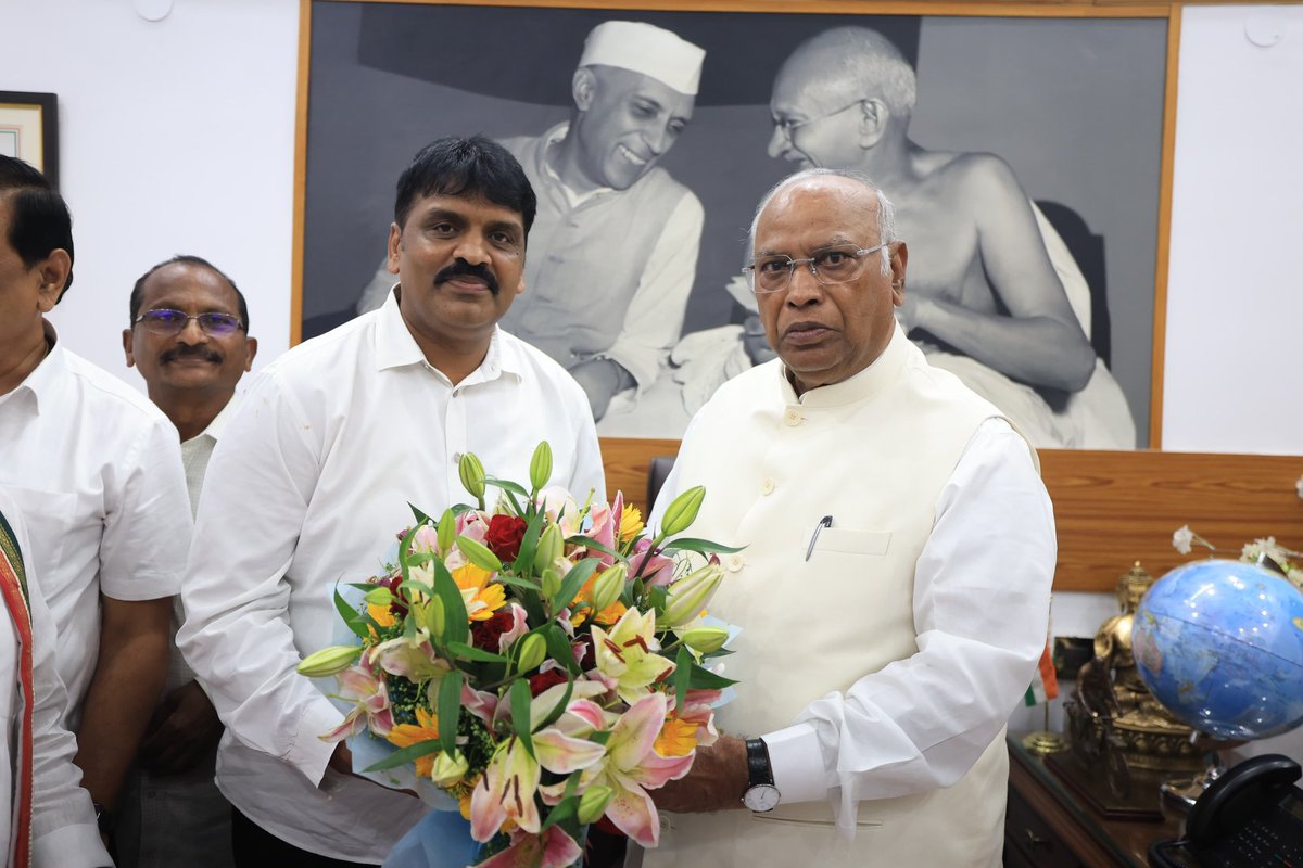 BRMoffice's tweet photo. అఖిల భారత కాంగ్రెస్ కమిటీ అధ్యక్షులు,రాజ్యసభ ప్రతిపక్షనేత శ్రీ @kharge గారి జన్మదిన సందర్భంగా డిల్లీలోని వారి నివాసంలో కలిసి హృదయపూర్వక జన్మదిన శుభాకాంక్షలు తెలియజేసిన హైదరాబాద్ నగర మాజీ మేయర్, @INCTelangana ఉపాధ్యక్షులు బొంతు రామ్మోహన్ గారు.. 

@bonthurammohan @revanth_anumula https://t.co/U9ODaEJdtH