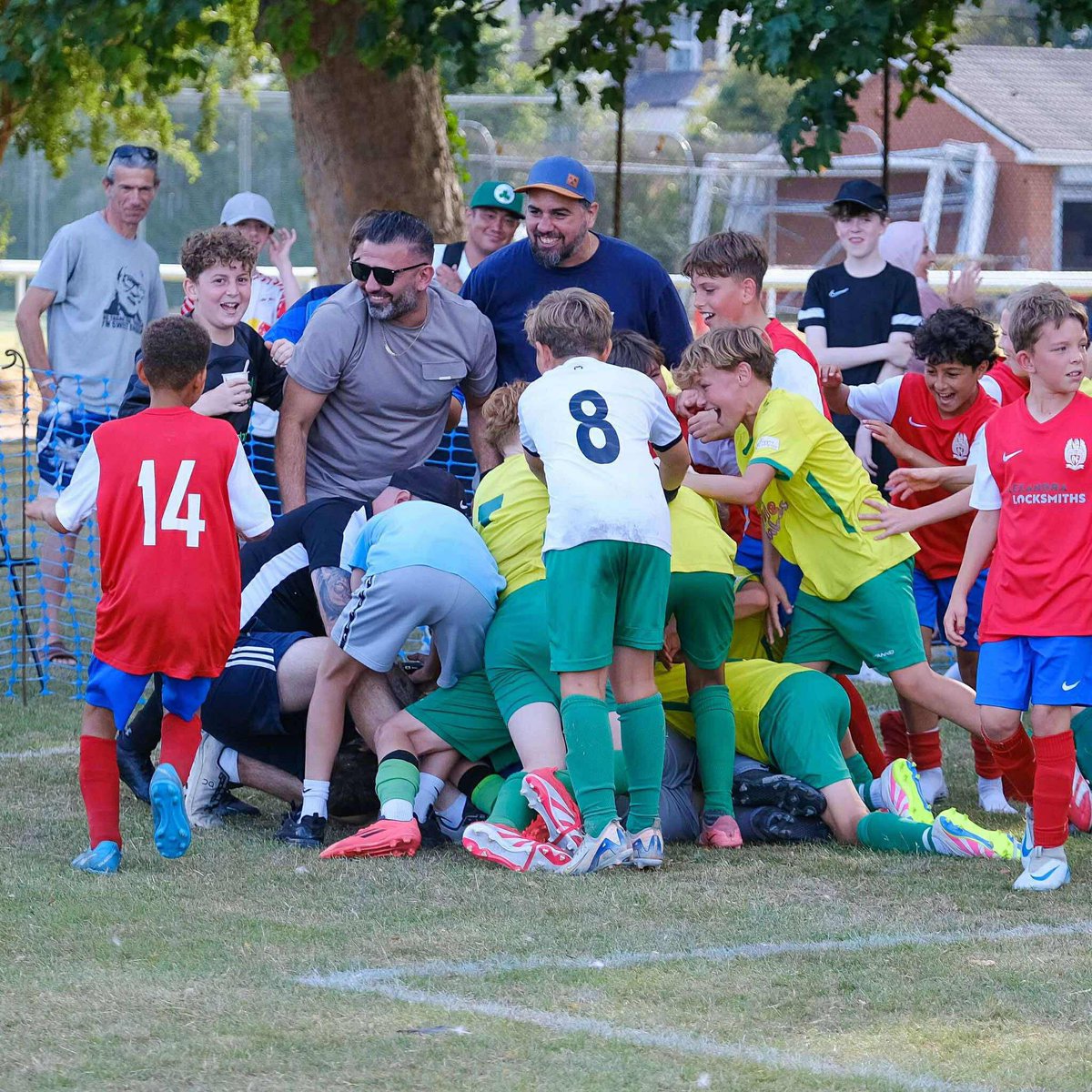 Teamgrassroots_'s tweet image. Goalkeeper saves 2 pens in the semi final and scores the winner himself.  😳😱👏Absolute scenes as we win on pens in the final. Keeper also had a few friends from another team watching on who ran onto the pitch to celebrate. This is what grassroots is all about. Pure happiness…