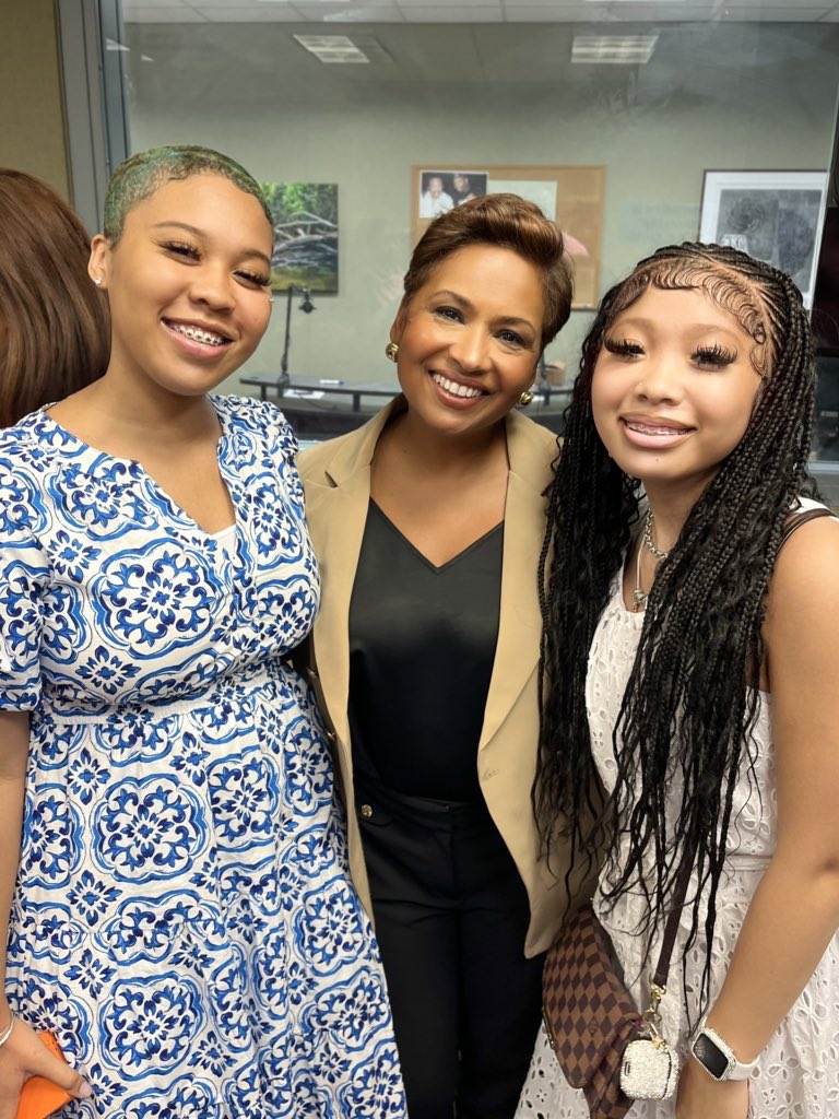 Tokiedrb2025's tweet image. Today at Deanwood, I had the privilege of meeting Annie Yun (“Get Up Dc” Anchor and journalist). Words can’t even describe how kind and humble she was. Her story and journey are a testimony to us all! Our auntie, Allison Seymour, also accompanied her!