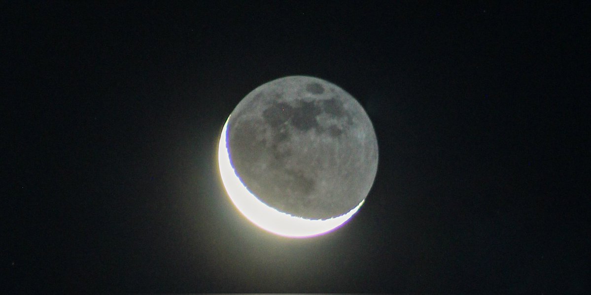 hiy_twinkle's tweet image. 深夜3時の細い月
金星と仲良く並んでる