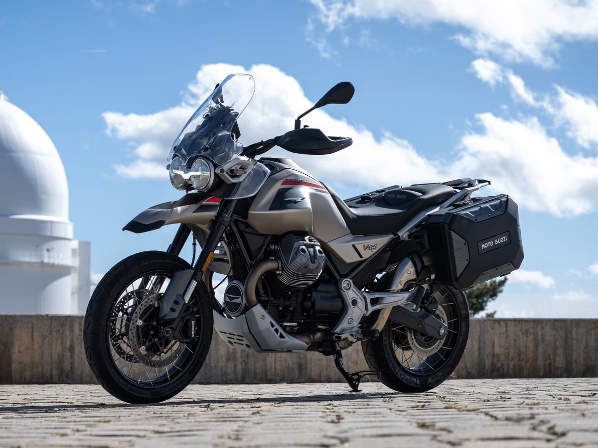 CosimoDina's tweet image. #fattoinitalia Moto Guzzi V85 TT Travel 2025 prodotta nello stabilimento di Mandello del Lario (Lecco). #moto #enduro #travel @motoguzziclub