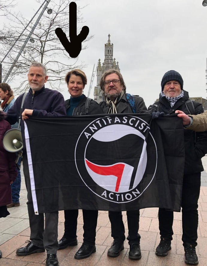umbongothemongo's tweet image. Dr Mary Favier @rosablackgp, President of the Irish College of General Practitioners @ICGPnews, waving flag of terrorist cult ANTIFA.
We need to restore ethics to the medical profession.
Favier must resign & SORCHA O'GRADY should face investigation into the 'care home' deaths