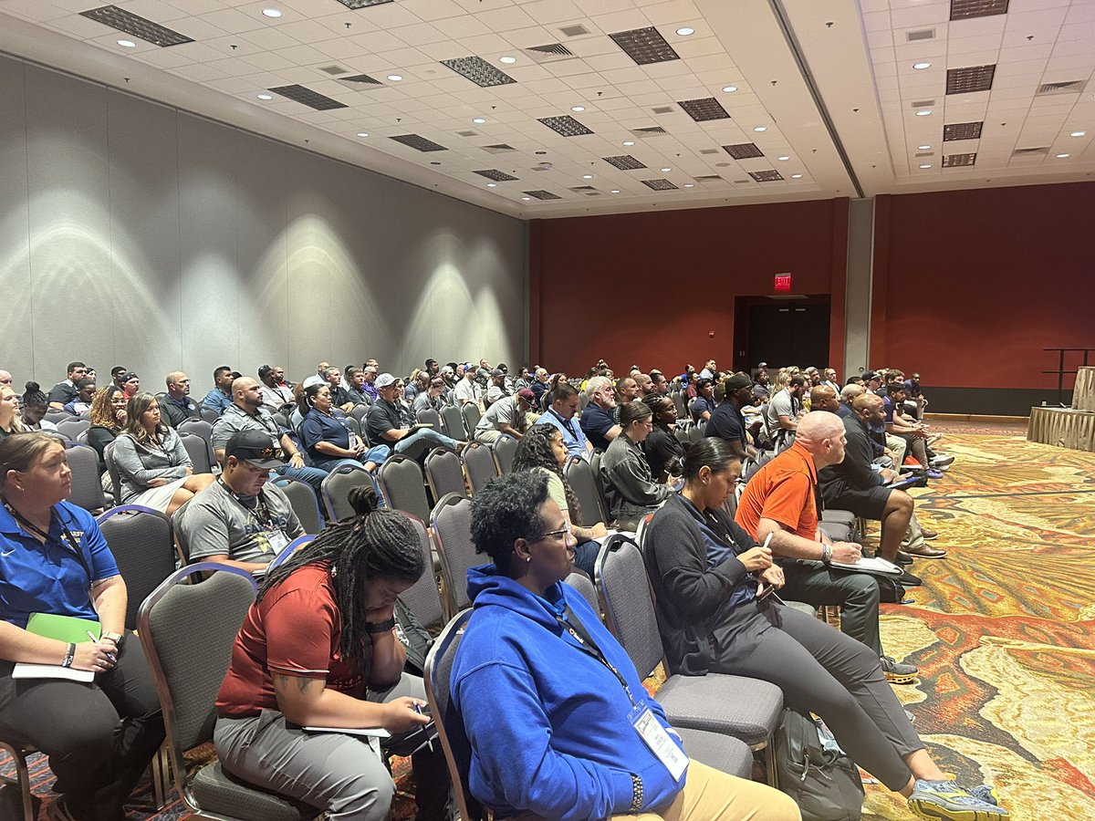 CoachShawD's tweet image. Truly thankful for the opportunity to represent and share about @alleneaglesfb ; just a small town kid trying to be who I needed growing up 🤞🏾
#Thsca #BTB #AllenEagles #ClimbingNeverReaching #VerticalAlignment