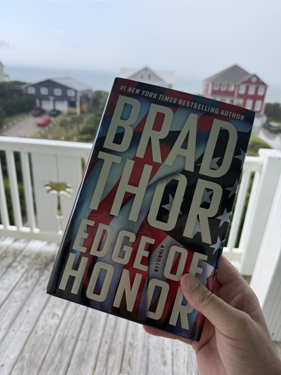 SpencerWeather's tweet image. Rain or shine - this is the Beach plan ! 📕 🔥💪🏻 @BradThor #summerread