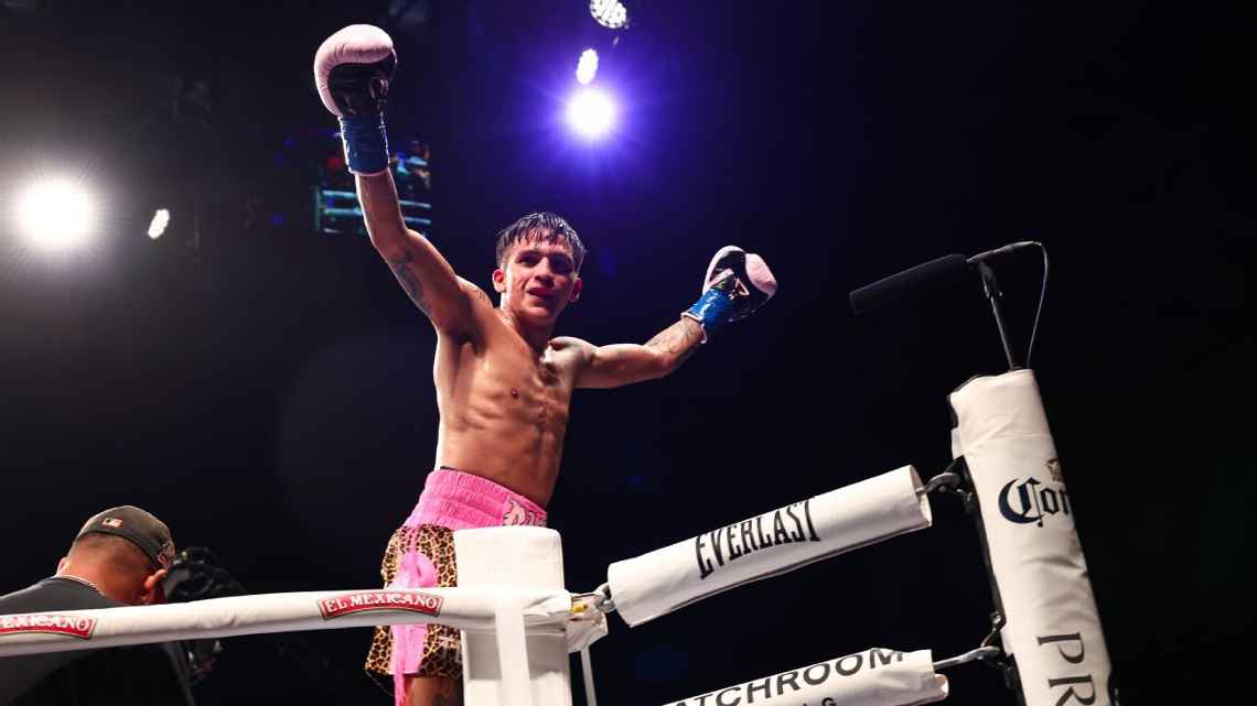 ecamarena1's tweet image. La aplastante victoria del tejano @210bam ante el sudadfricano Phumelela Cafu, TKO en 10 rounds, confirma su estupenda calidad técnica, capacidad combativa y gran clase . Este pequeño gigante del boxeo no puede faltar en el Top 10 de la actualidad. ¿En qué lugar lo pondrían?