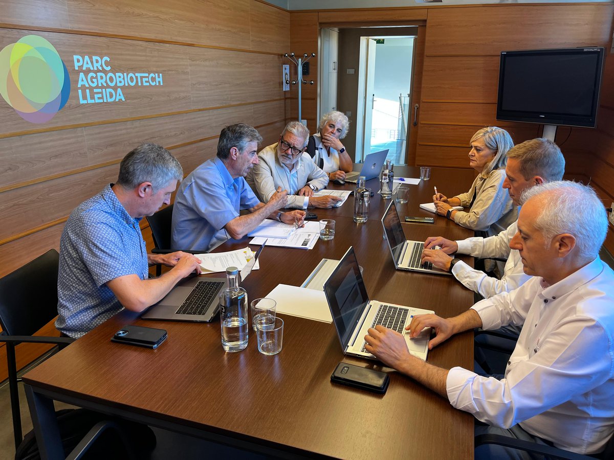 Ajuntament de Lleida (@paerialleida) on Twitter photo ✅L’alcalde de Lleida, <a href="/flarrosa/">Fèlix Larrosa</a>, és nomenat com a president del Consorci del Parc Agrobiotech.
👉Les línies de treball per desenvolupar un “escenari de futur” del Parc, diu, es basen en “comunicacions, connectivitat, projecció i internacionalització”.
ℹ️paeria.cat/ca/actualitat/… ✅L’alcalde de Lleida, <a href="/flarrosa/">Fèlix Larrosa</a>, és nomenat com a president del Consorci del Parc Agrobiotech.
👉Les línies de treball per desenvolupar un “escenari de futur” del Parc, diu, es basen en “comunicacions, connectivitat, projecció i internacionalització”.
ℹ️paeria.cat/ca/actualitat/…
