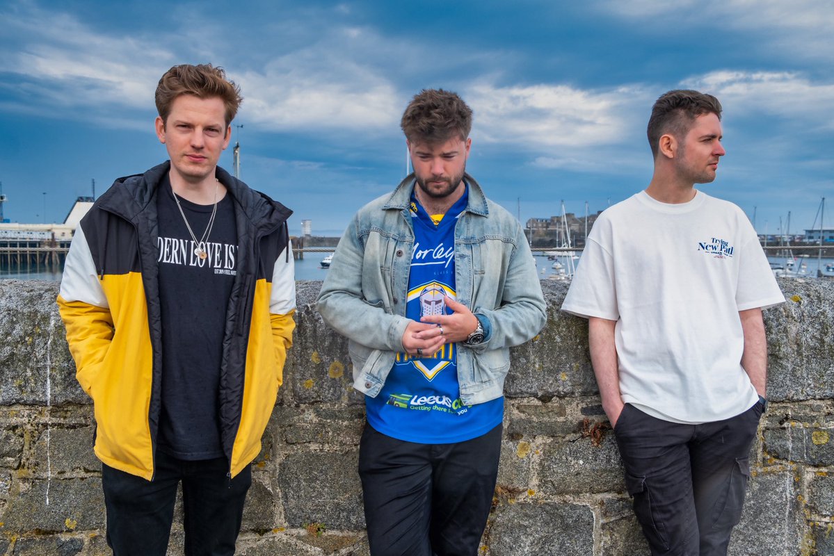 L’islet Records (@lisletrecords) on Twitter photo Yeah!
Much more to come from Leeds alt-rock trio <a href="/HONEYCUBUK/">Honeycub 🍯🐻</a> starting this week.
On Wednesday they release brand new track ‘Daylight’ absolutely everywhere!
Did you listen to their last single ‘Why2K’? Check it out now and get ready for Wednesday.
#newmusiccomingsoon Yeah!
Much more to come from Leeds alt-rock trio <a href="/HONEYCUBUK/">Honeycub 🍯🐻</a> starting this week.
On Wednesday they release brand new track ‘Daylight’ absolutely everywhere!
Did you listen to their last single ‘Why2K’? Check it out now and get ready for Wednesday.
#newmusiccomingsoon