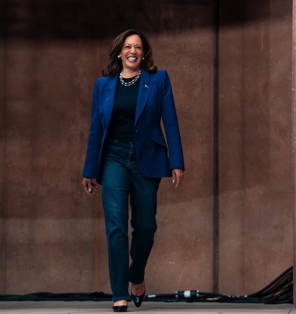 kdh4potus's tweet image. Former campaign photographer Kasey Rollins shared this today:
“A huge thank you to @kamalaharris and @douglasemhoff for allowing us to cover your amazing journey in this campaign… What I can say is that the experiences and connections made will be something I cherish forever.”