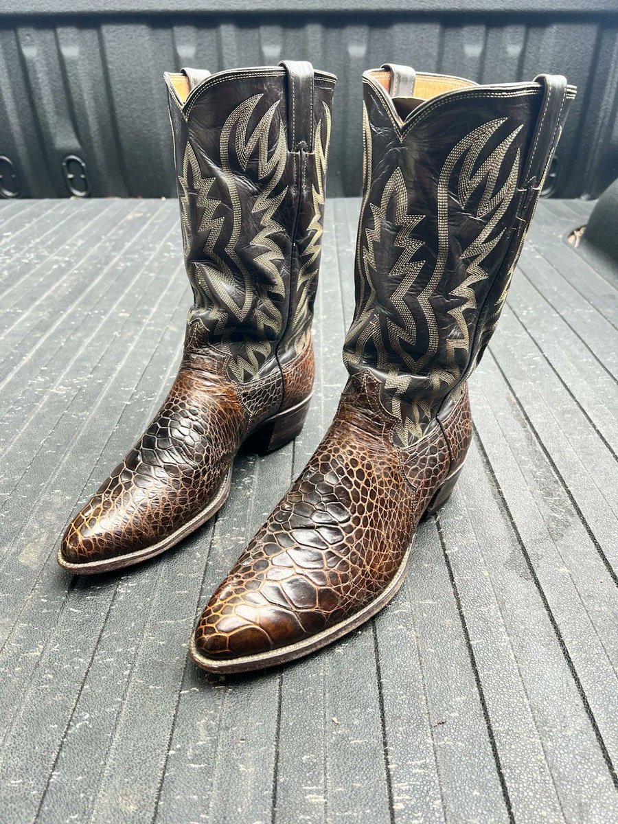 Evolutionistrue's tweet image. .@AskeBay .@eBay How many times do I have to tell you to stop selling illegal sea turtle boots? See item 177280206307, identified as "sea alligator" (a euphemism for sea turtle) and easy to see that it's turtle because of the high price and polygonal scales. Please remove it now.