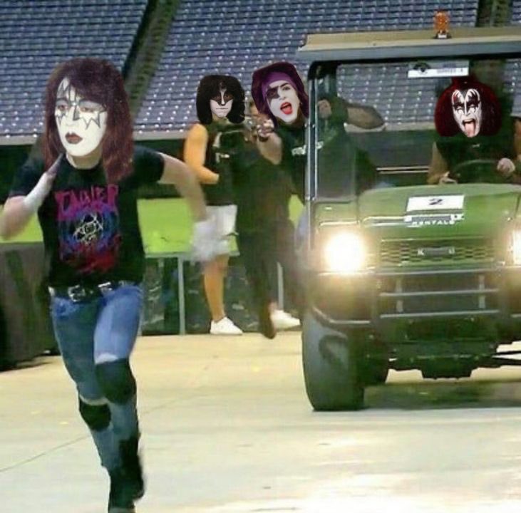 rebelwithyou's tweet image. RUN ACE! RUN!!😂
#Funnymoment #Kiss #KissArmy @genesimmons @PaulStanleyLive #EricCarr @ace_frehley